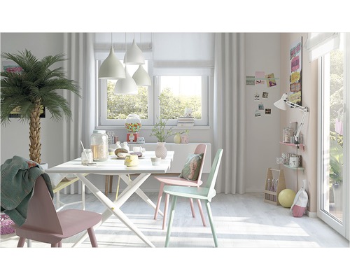 Salle à manger lumineuse avec table, chaises, plante d''intérieur et lumière naturelle.