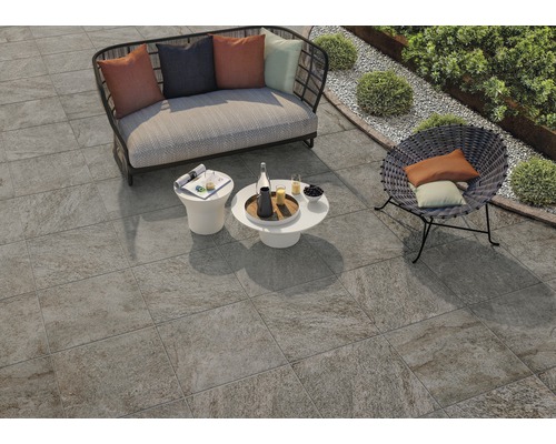 Aussenbereich mit Terrassenplatten, Sitzgruppe und Gartengestaltung