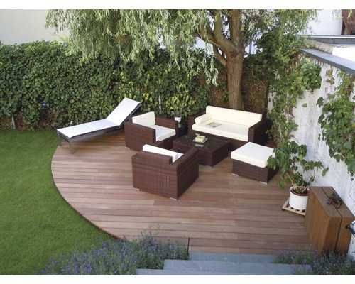 Terrasse mit Gartenmöbeln und Liegestuhl auf Holzdeck