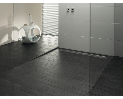 Badezimmer mit Dusche, Bodenfliesen in Holzoptik und weißem Beistelltisch