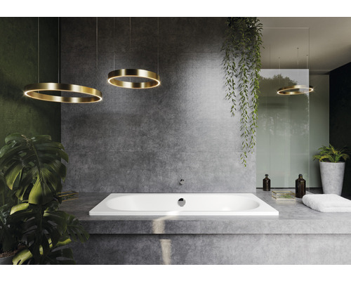 Badezimmer mit Badewanne und runden Hängeleuchten