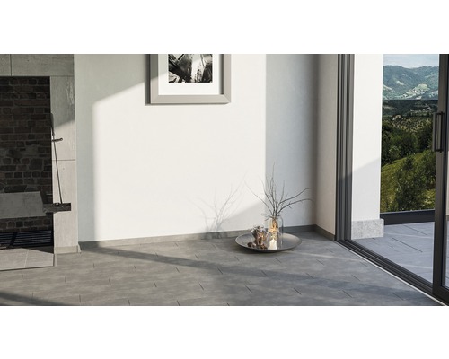 Pièce lumineuse avec cheminée barbecue, carrelage et porte de terrasse