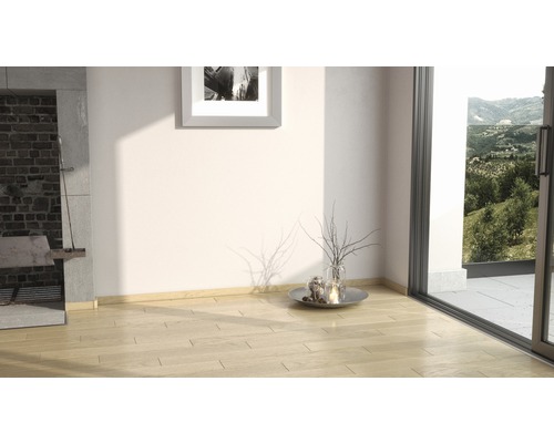 Intérieur avec plancher en bois clair, cheminée et fenêtre avec vue