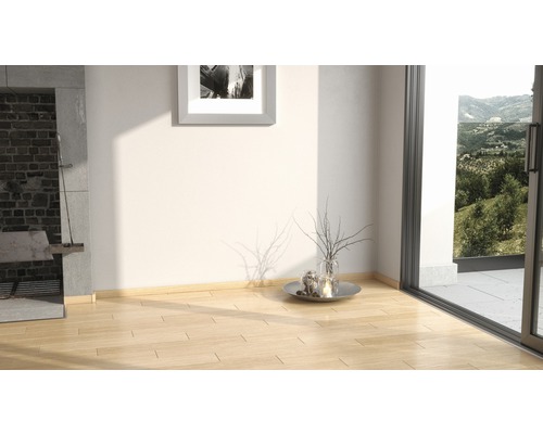 Heller Raum mit Parkettboden, Kamin und Blick ins Grüne