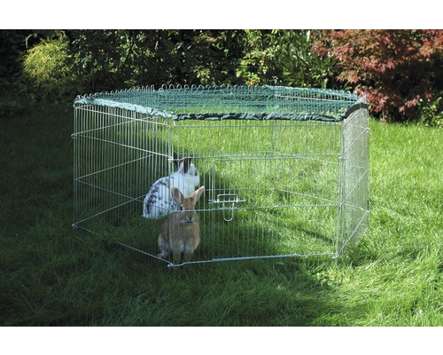 Clapier à lapins en métal avec deux lapins sur une pelouse