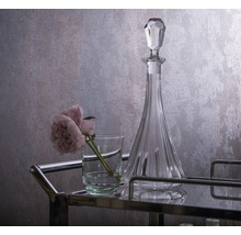 Carafe et verre avec fleur sur un chariot de service