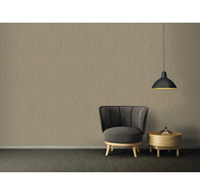 Wohnzimmer mit beiger Tapete, Sessel und Pendelleuchte