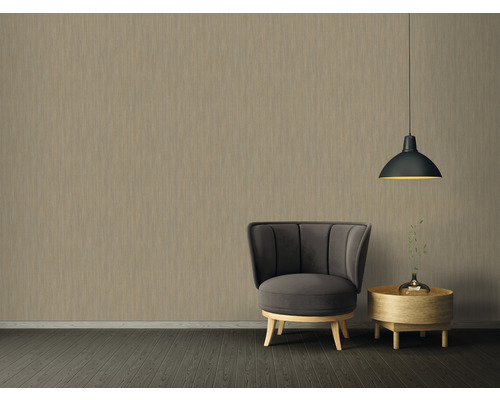 Salon avec papier peint beige, fauteuil et suspension