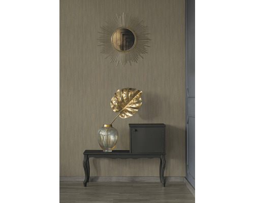 Intérieur décoratif avec miroir, vase, feuille décorative et armoire sur une table