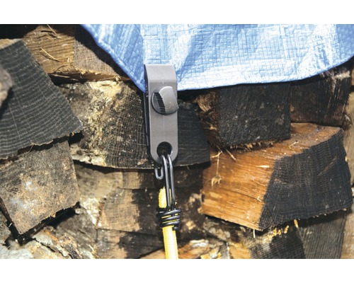 Plane befestigt mit Planenbefestigung an Holzstapel