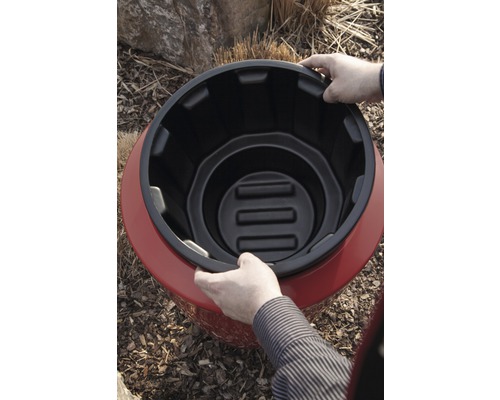 L''insert pour jardinière est inséré dans une jardinière.