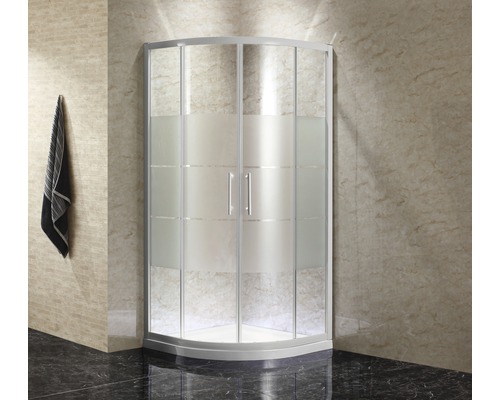 Duschkabine mit Glastüren und Handtuch an der Wand im Badezimmer