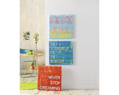 Dekorative Leinwandbilder mit Motiv und Sprüchen an einer Wand