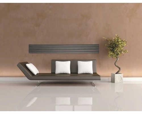 Salon moderne avec canapé, radiateur et plante d''intérieur.