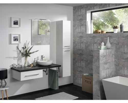 Badezimmer mit Waschtisch, Spiegel, Hochschrank und Badewanne in hellem Design