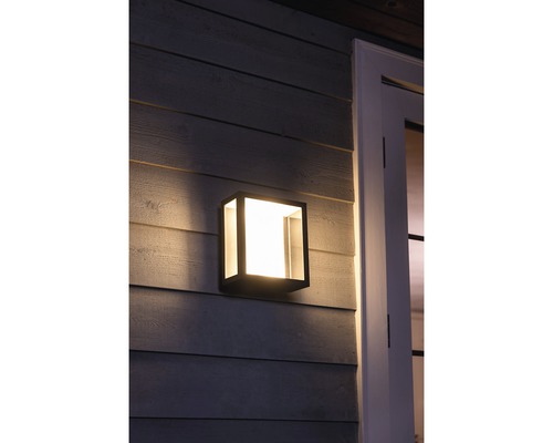 Quadratische Wandleuchte an einer Hauswand