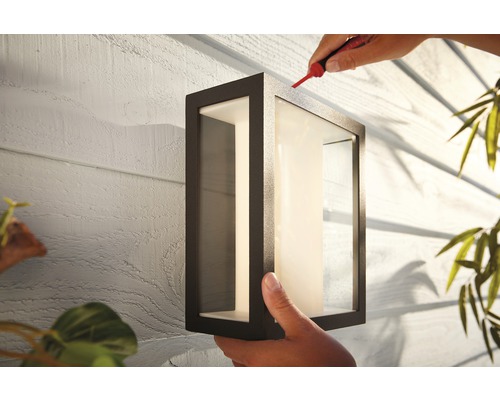 Installation d''un luminaire extérieur rectangulaire sur un mur de maison