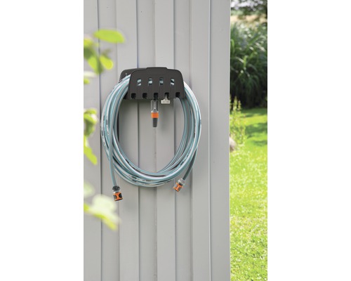 Gartenschlauch auf Schlauchhalter an einer Wand