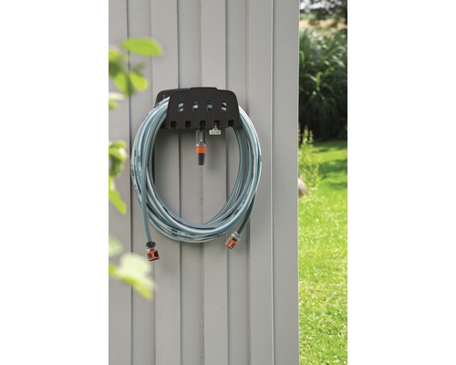 Gartenschlauch mit Schlauchhalter an einer Wand montiert