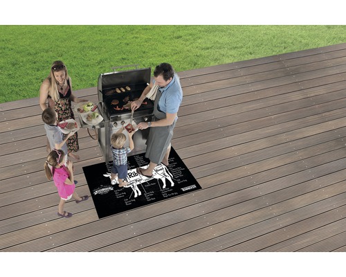 Familie grillt auf Terrasse mit Grillmatte mit Rindfleisch-Schema