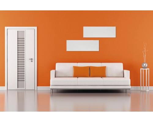 Salon avec canapé, porte et décoration murale