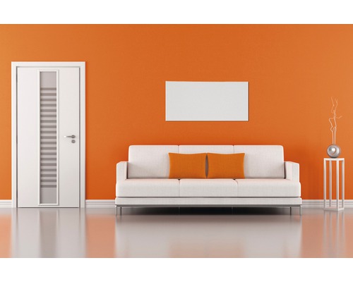 Modernes Wohnzimmer mit Sofa, Tür und Dekoration