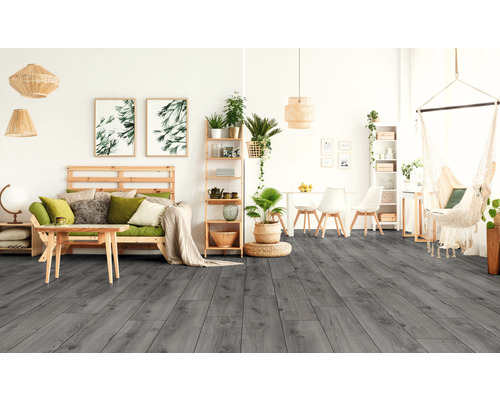 Salon avec aspect plancher en bois gris, meubles en bois, plantes suspendues et fauteuil suspendu