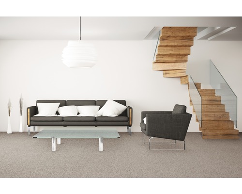 Salon avec canapé, fauteuil, table, lampe et escalier en bois