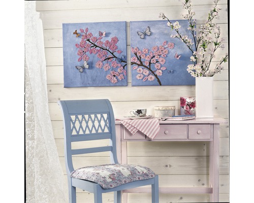 Intérieur décoratif avec chaise, table et peintures murales à motifs floraux