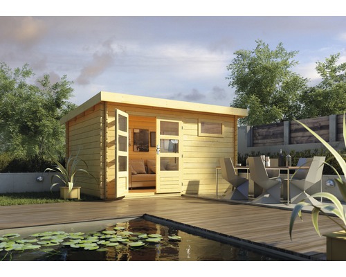 Chalet de jardin Karibu Noorvik 8, 387 x 297 cm, naturel Abri de jardin en bois avec double porte et petite fenêtre à côté d''un bassin de jardin et d''un coin salon