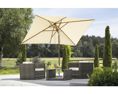 Parasol carré au-dessus d''un ensemble de sièges en rotin avec table en verre dans le jardin