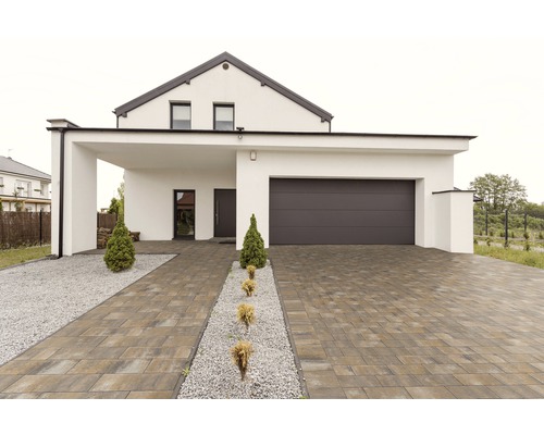 Maison individuelle avec allée pavée et garage