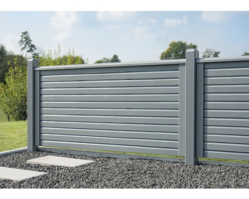 Holzzaun mit horizontalen Brettern als Sichtschutz