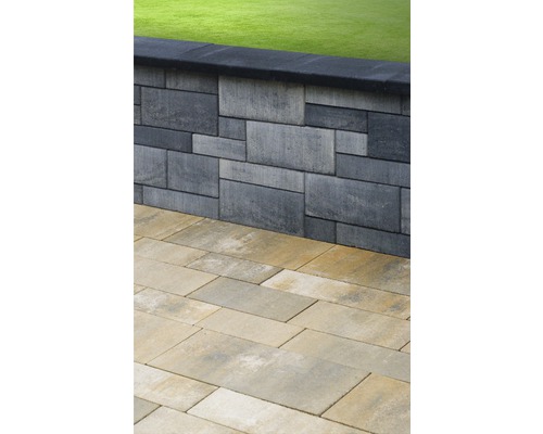 Muret de jardin en blocs de pierre avec pavés à l''extérieur
