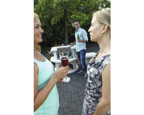 Szene mit Grillparty im Garten mit gemauertem Grill