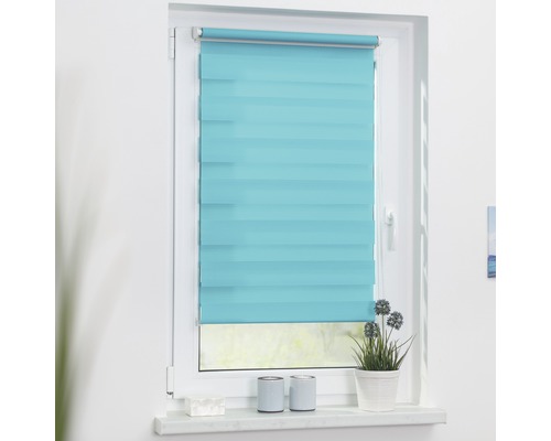 Fenêtre avec store enrouleur double bleu pour le contrôle de la lumière