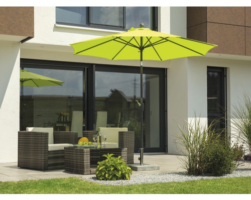 Scène de jardin avec parasol, salon de jardin et pavés