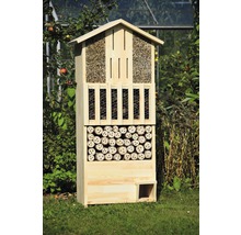 Hôtel à insectes en bois avec divers matériaux de remplissage pour favoriser la biodiversité dans le jardin