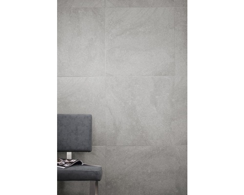 Décoration murale avec des carreaux gris et un siège