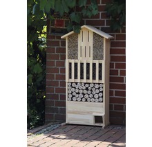 Hôtel à insectes en bois avec différents matériaux de remplissage pour favoriser la biodiversité dans le jardin