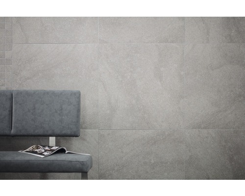 Aménagement mural avec des carreaux gris grand format et une banquette