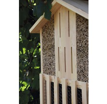 Hôtel à insectes en bois avec tiges de bambou et grillage