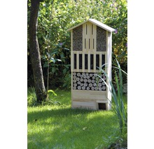 Hôtel à insectes en bois dans le jardin