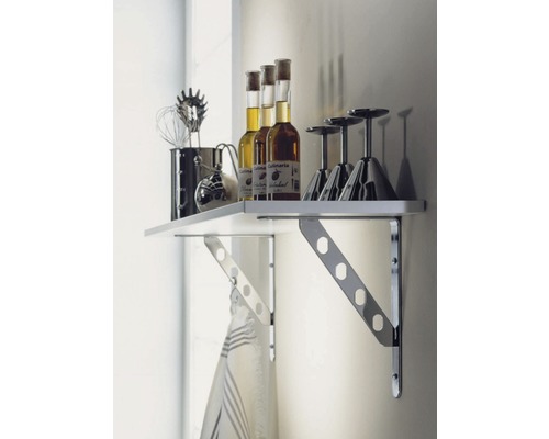 Étagère murale avec supports, verres et bouteilles