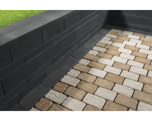 Gartenmauer mit Pflastersteinen und Entwässerungsrinne