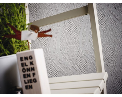 Tapete mit gewelltem Muster und einer weißen Leiter