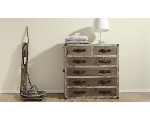 Kommode im Landhausstil mit sieben Schubladen, Lampe, Kissen und Dekoration