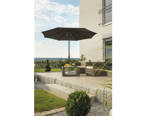 Szene mit Gartensitzgruppe unter einem Sonnenschirm auf einer Terrasse