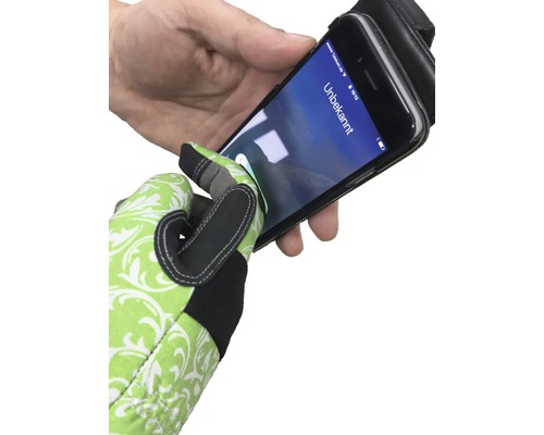 Une main gantée de jardin utilise un smartphone.