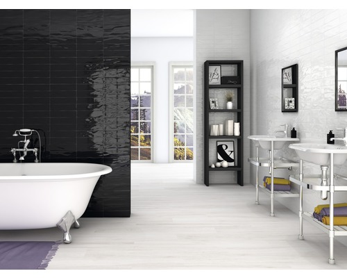 Badezimmer mit Badewanne, Waschtischen und Regalen vor Fliesenwand